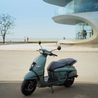Swagger in the throttle, confidence in display, for in every journey, it's "Django your way."
#Django #PeugeotScooter #Retro #Classic #Timeless #FrenchDesign #Magnifique